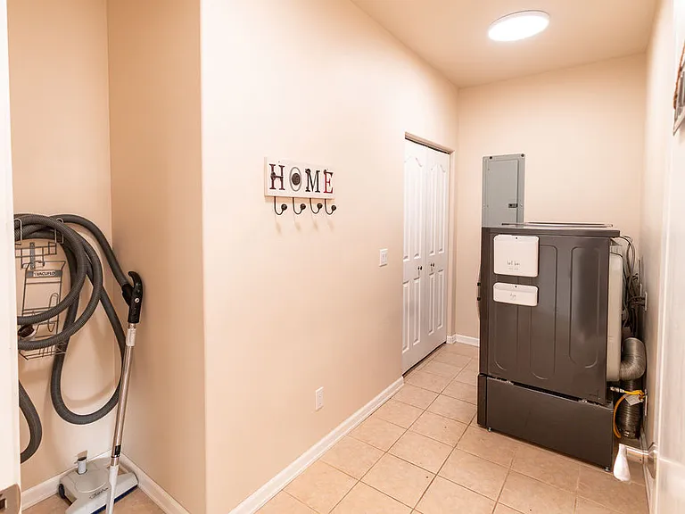 13431 Canyon Rd — Photo 47