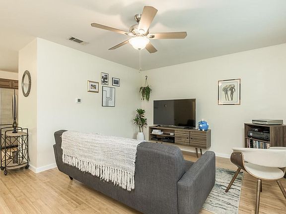 4th image of 803 Emerald Wood Dr