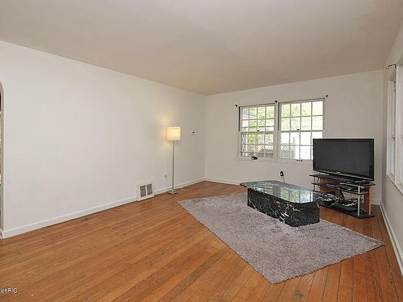 2nd image of 2625 Wellington Rd
