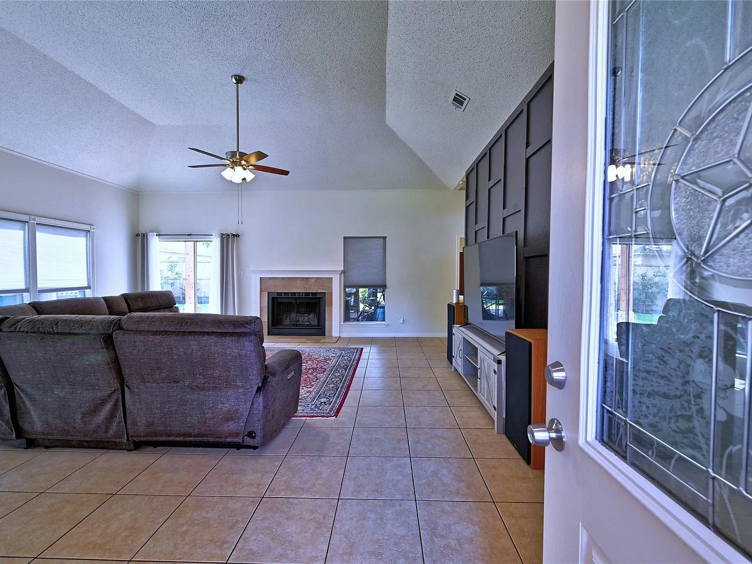 3 bed, 2.0 bath, 1696 sqft, $1,999 — Photo 3