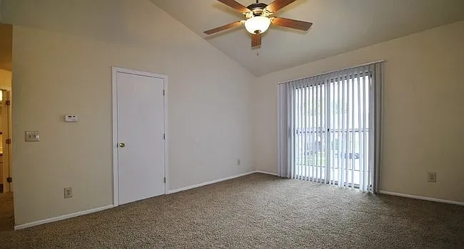 Willow Creek Apartments & Townhomes — Photo 4