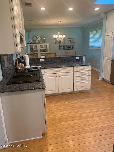 2nd image of 632 Oak St