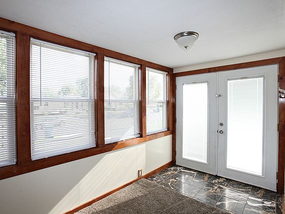 3rd image of 9219 Pinegrove Ave