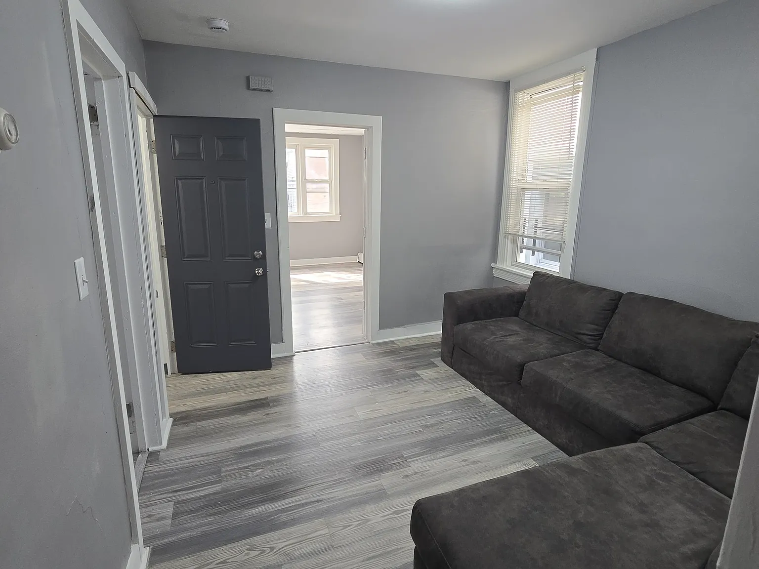 3 bed, 900 sqft, $2,500 — Photo 3