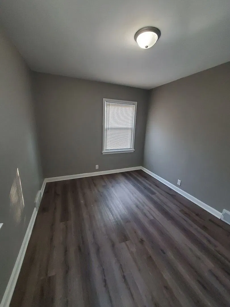 Large 3 bedroom Single Family with finished basement — Photo 3