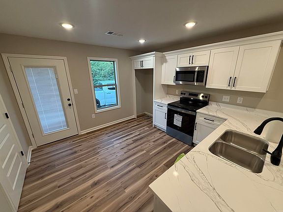 4th image of 612 E Lake St
