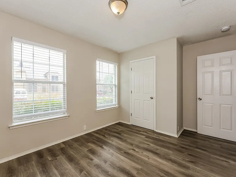 6730 Meadowcrest Dr — Photo 13