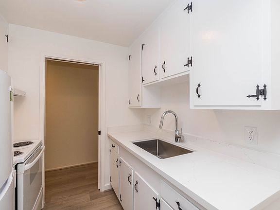 5th image of 345 Macarthur Blvd APT 303