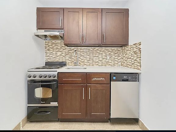 4th image of 333 W 43rd St APT 2C
