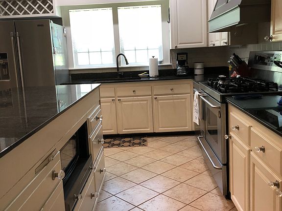 5th image of 901 Memorial Dr W