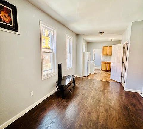 5th image of 240 W Glenwood Ave