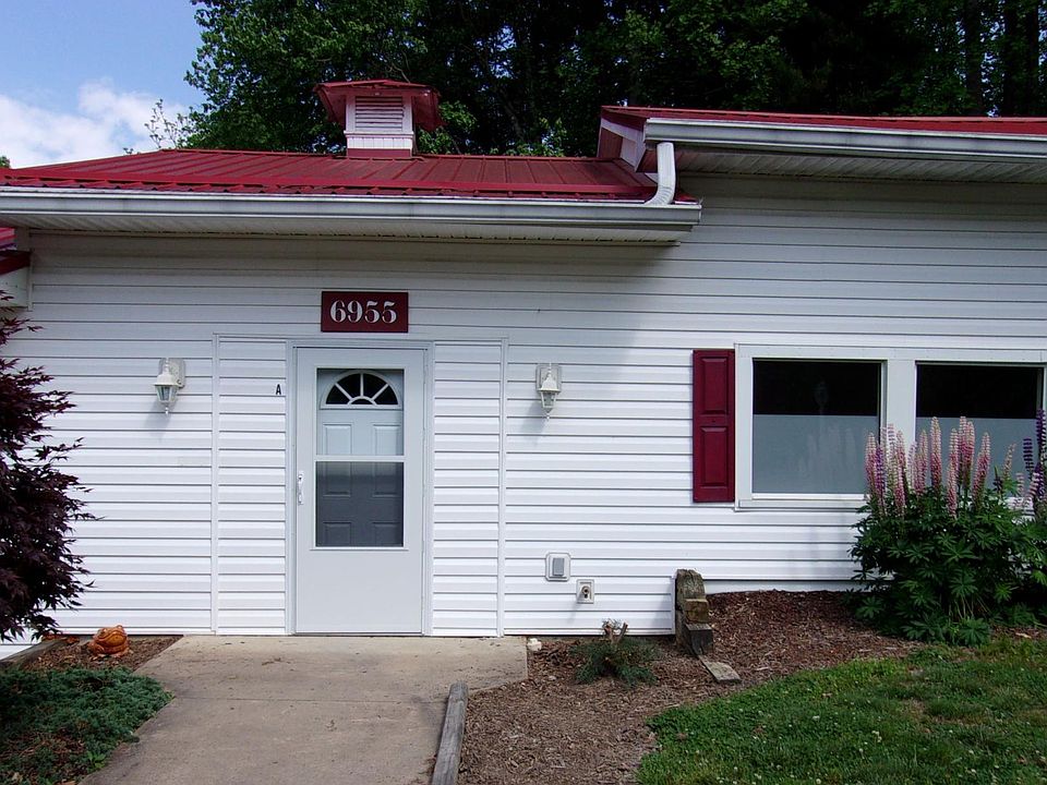 ENTRANCE TO APPARTMENT