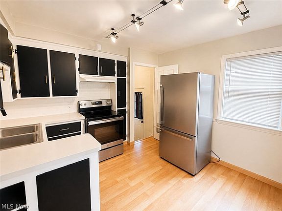 3rd image of 5811 Allanwood Dr