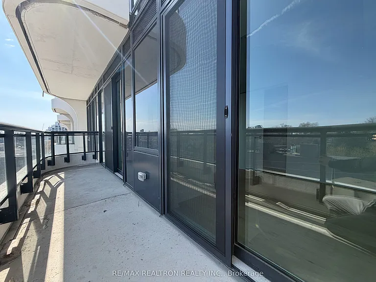 322 Dupont St #502 — Photo 30