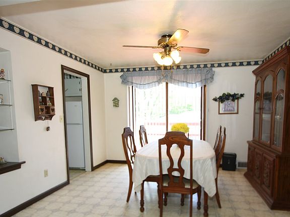 4th image of 12 Maplewood Dr