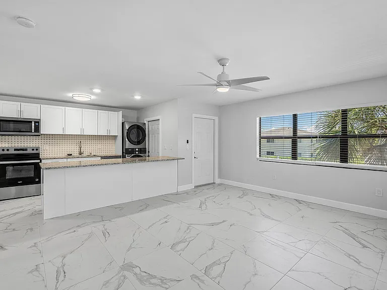 240 SW 7th St #11 — Photo 10