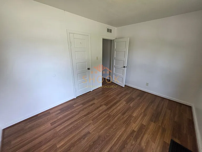 1600 Ferry St — Photo 8