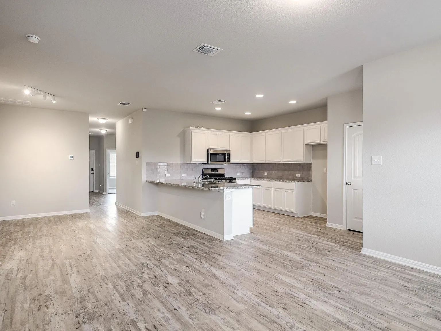 3 bed, 1560 sqft, $2,195 — Photo 2