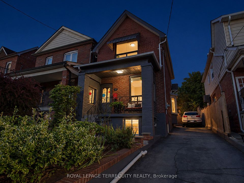 1st image of 211 Blackthorn Ave E