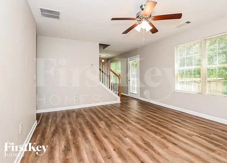 380 Pine Tree Dr — Photo 4