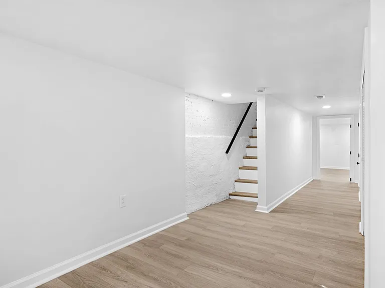 2213 E Madison St — Photo 17