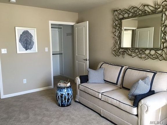 4th image of 704 Roblu Ln