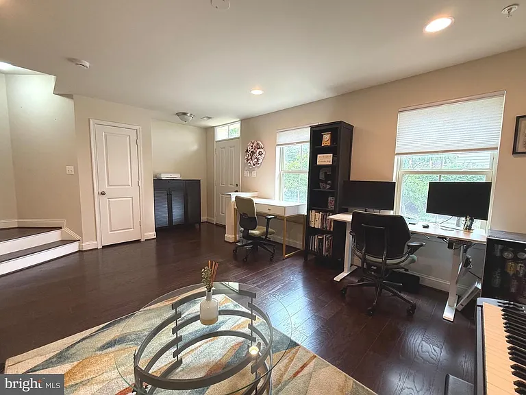 104 Vanguard Ln — Photo 3