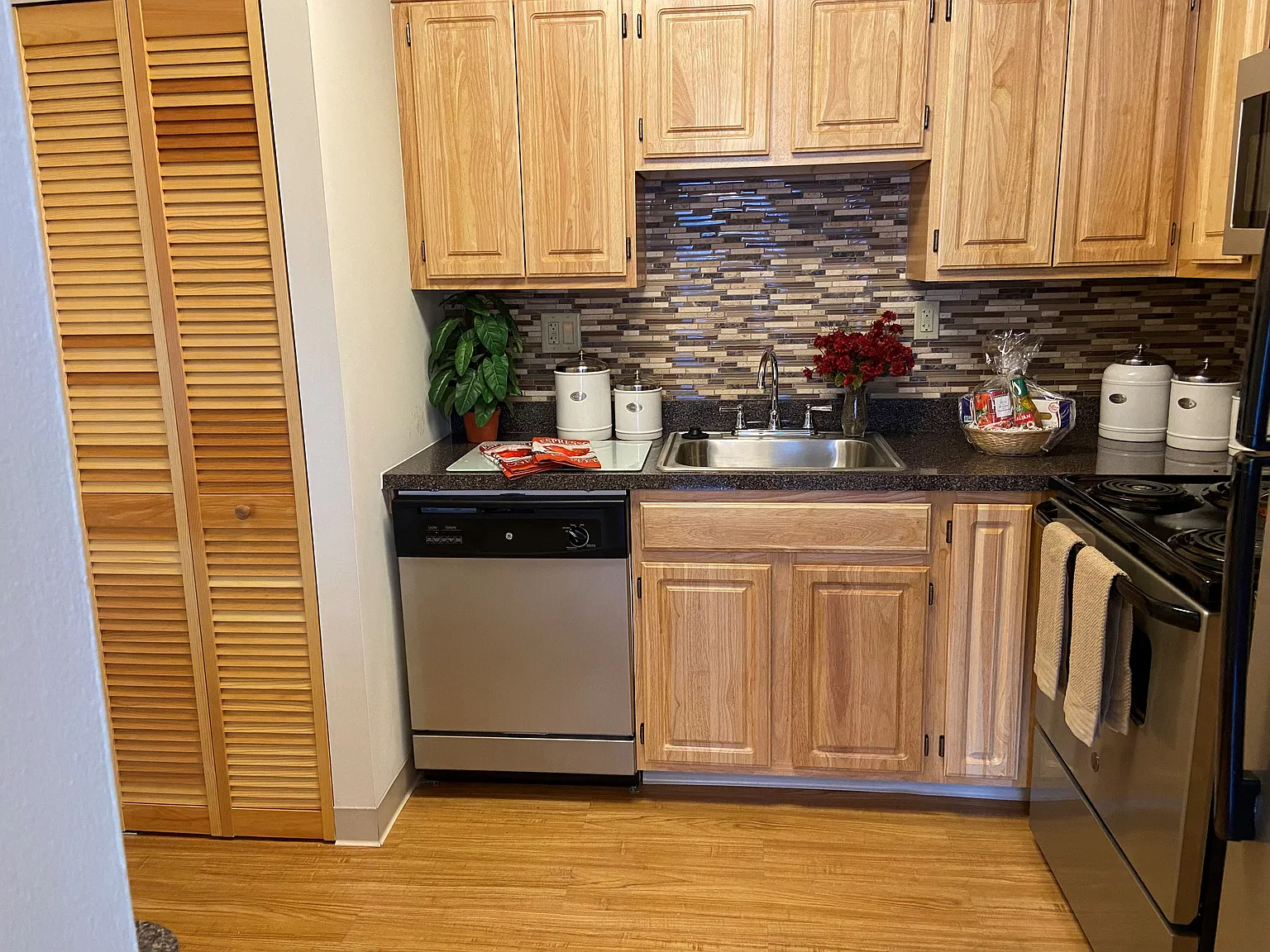 Robin Hill Apartments — Photo 2