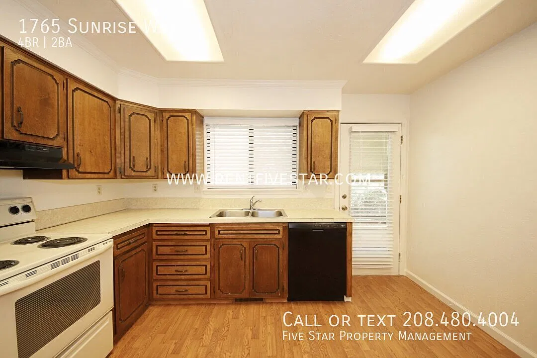 Charming 4 Bedroom Home in the Highland Area! — Photo 3
