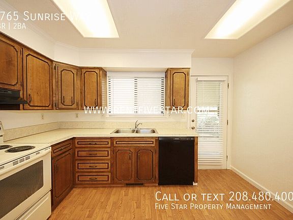3rd image of 1765 Sunrise Way