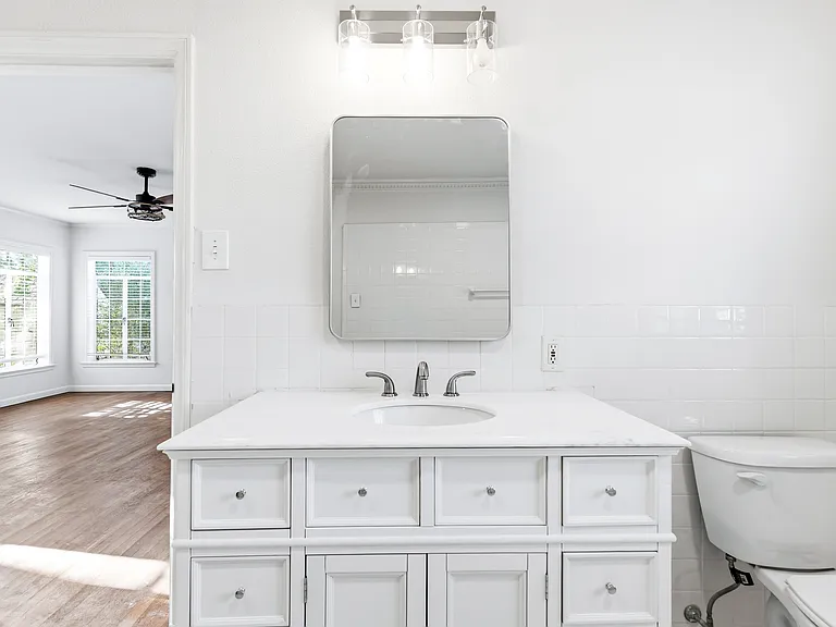 8561 Strathmore Dr — Photo 17
