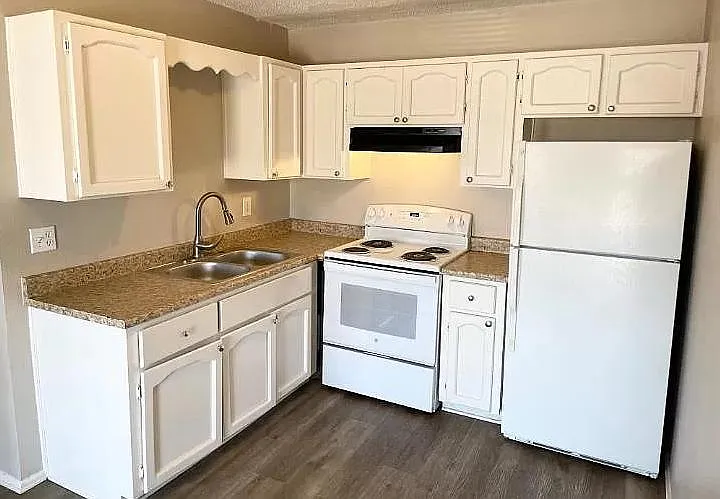 1725 W Vogel Ave — Photo 2