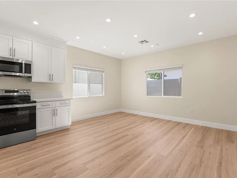 14924 Kittridge St — Photo 5