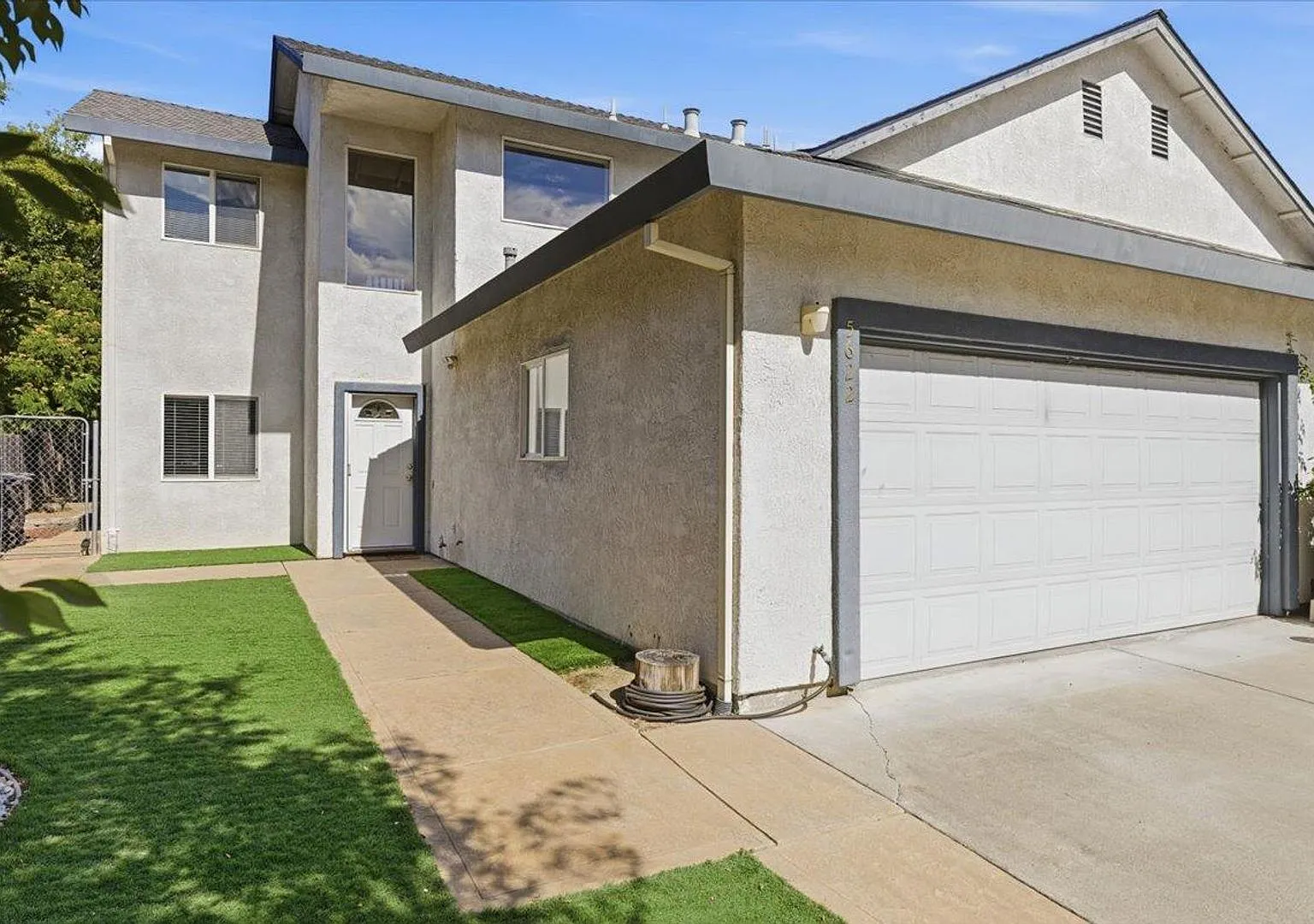 3 Bed 2.5 Bath 2 Car Garage! — Photo 1
