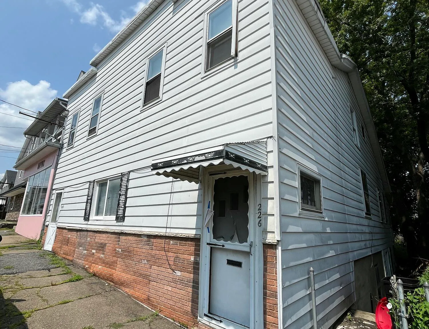 2 bed, 1.0 bath, 1233 sqft, $1,300 — Photo 1