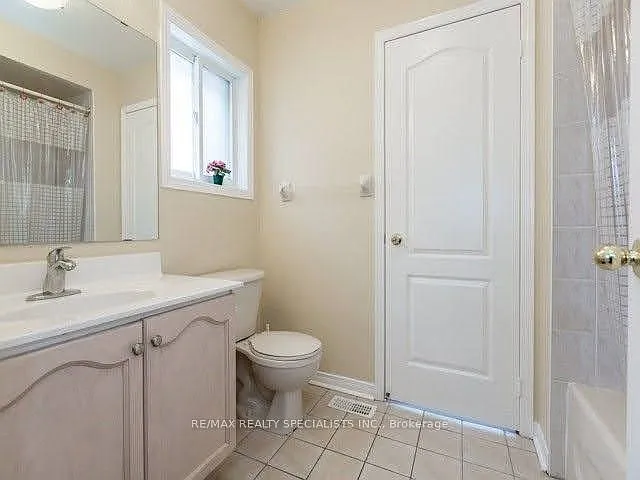 114 River Rock Cres — Photo 9