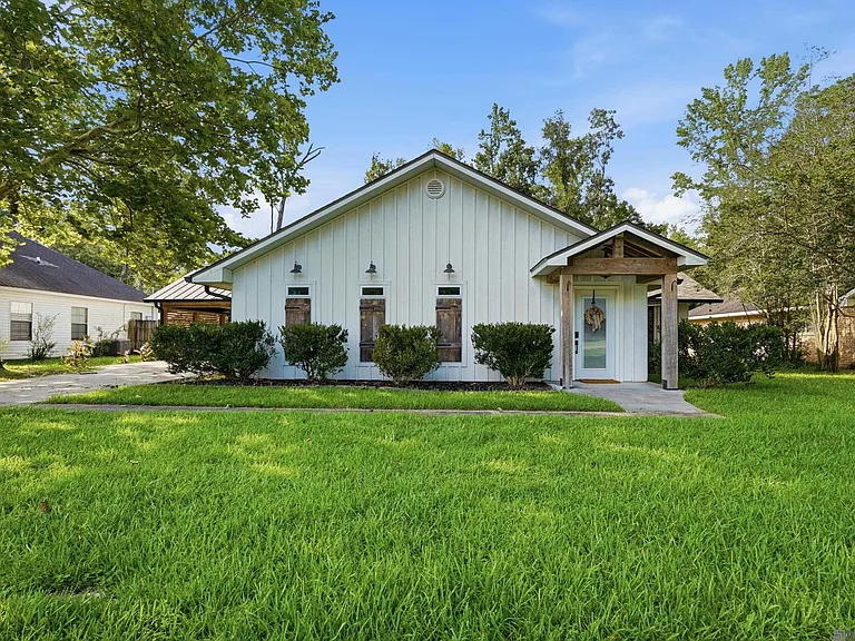 44464 Lakewood Dr — Photo 1