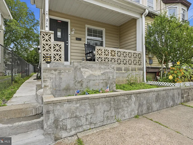 214 Washington St — Photo 29