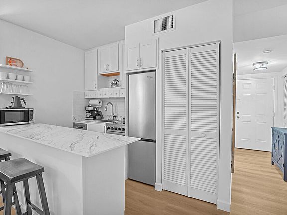 5th image of 11863 Wimbledon Cir APT 423