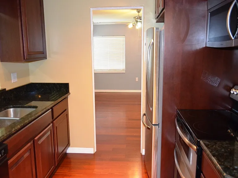 200 S Glenwood Ave — Photo 6