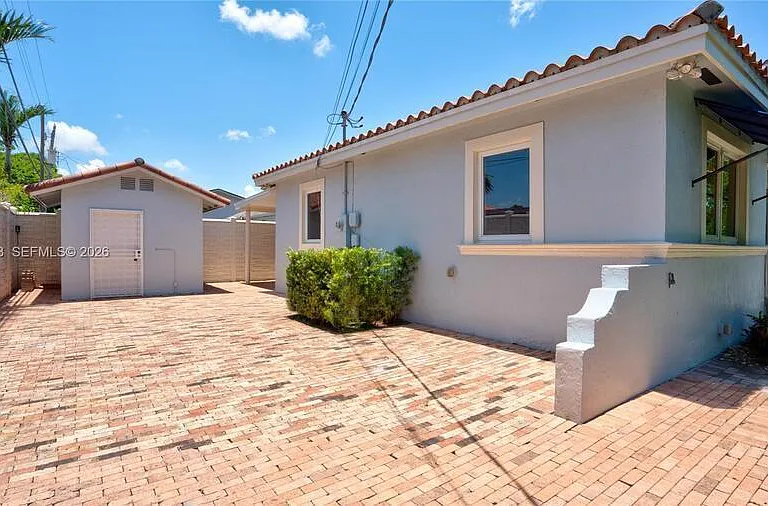 500 SW 51st Ct #1 — Photo 5