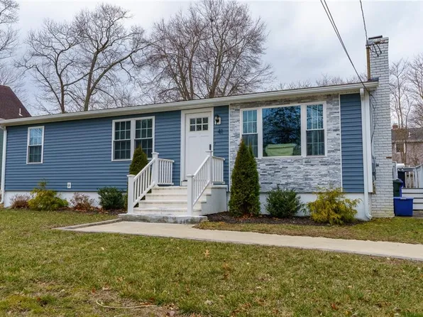41 Wapping Dr, Bristol, RI 02809
