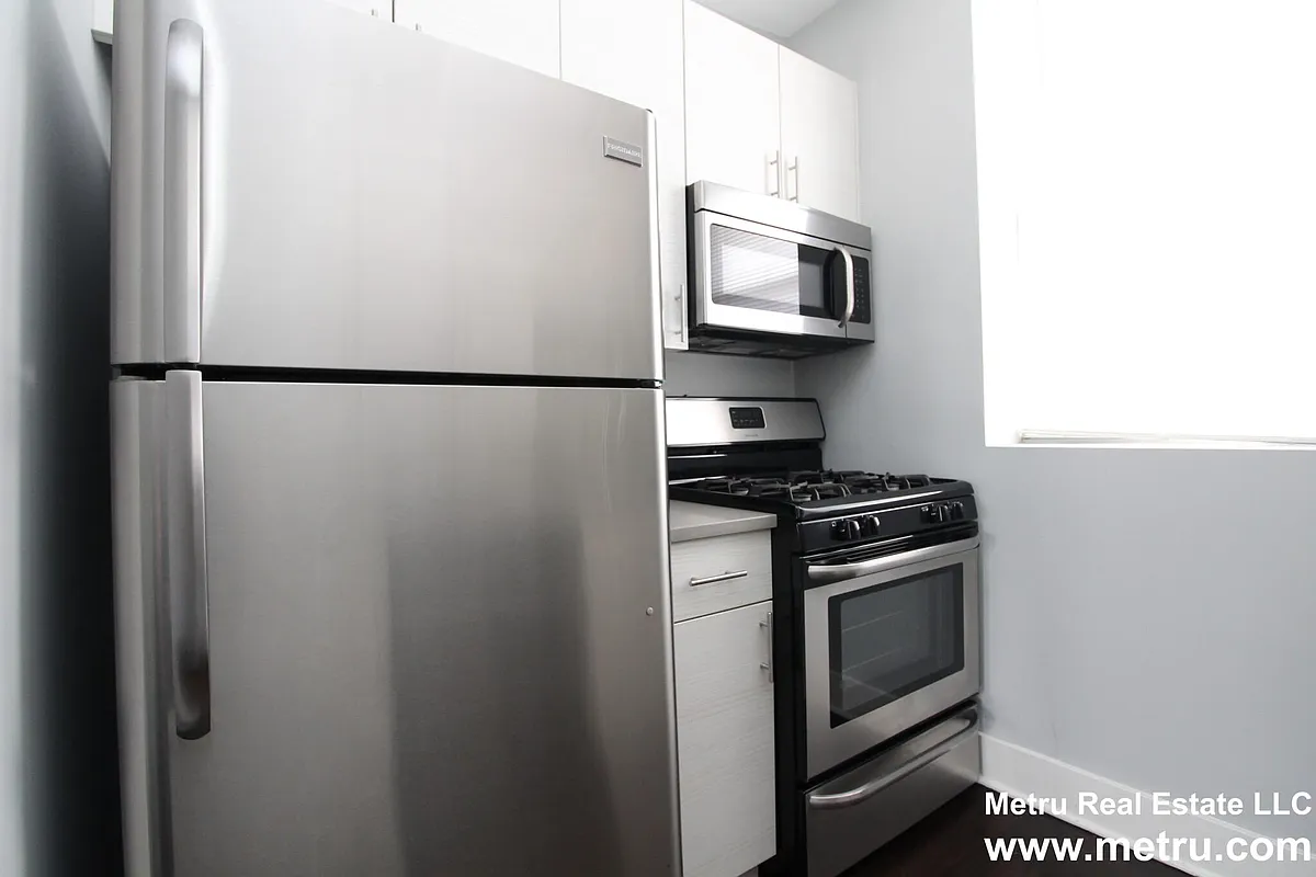 Building Photo - 2130 N Sawyer Ave #2E