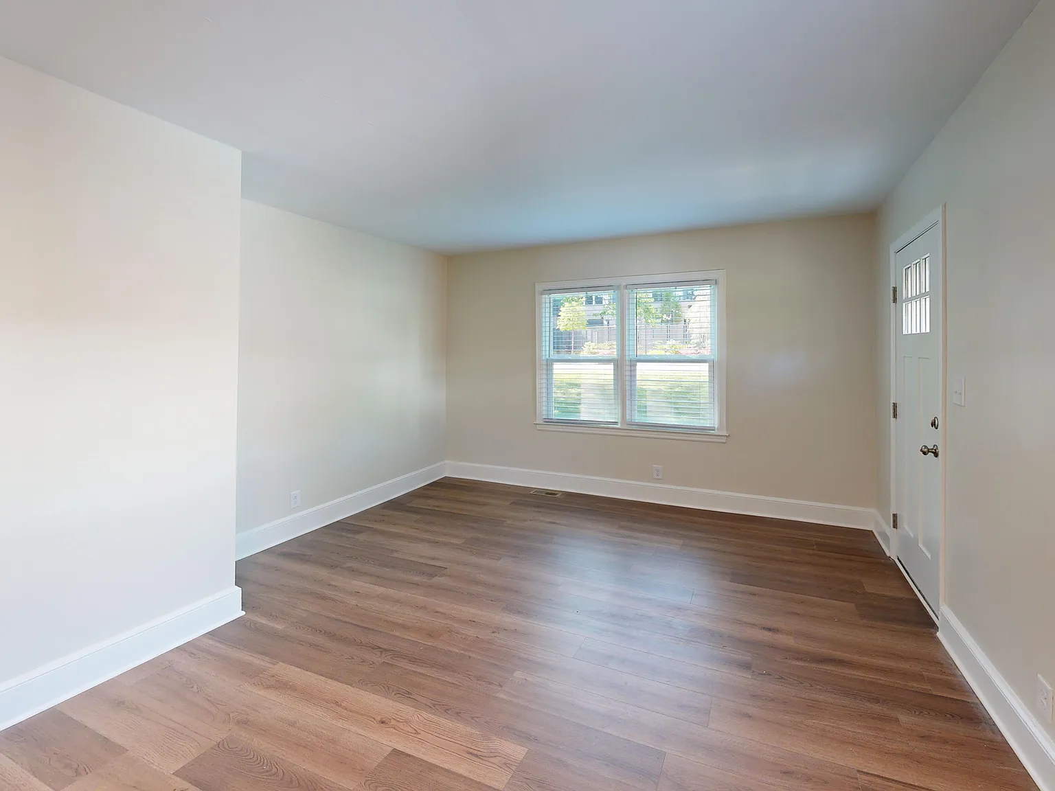 2 bed, 784 sqft, $1,776 — Photo 2
