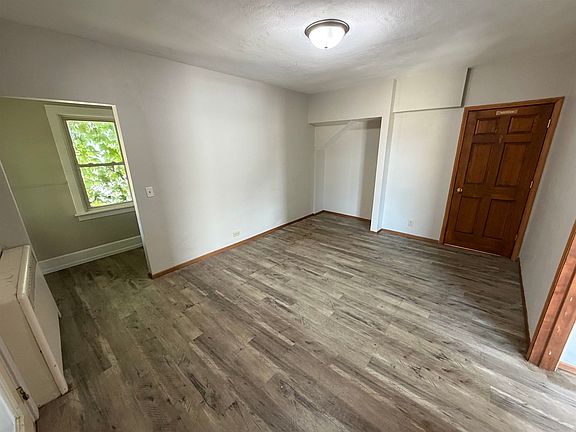 4th image of 550 E Grand Ave