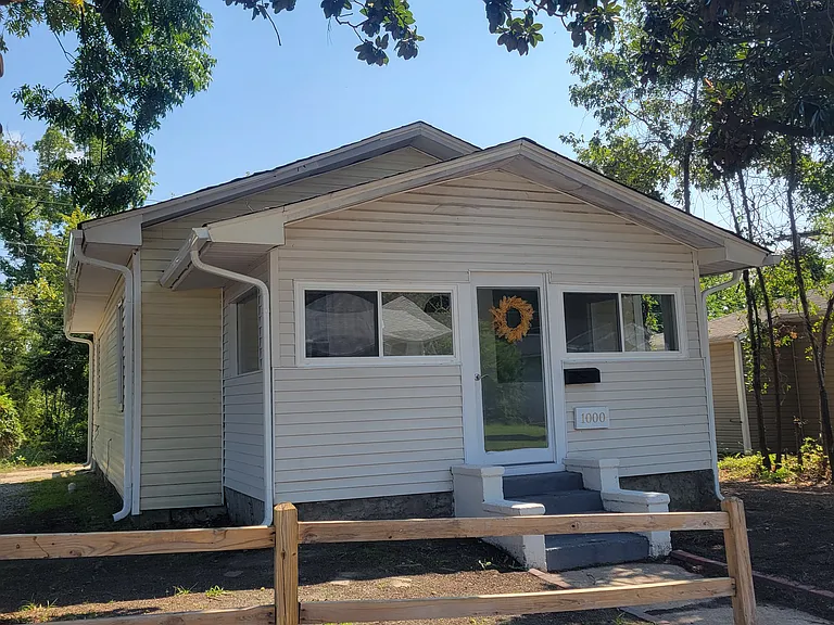 1000 Elm St — Photo 1