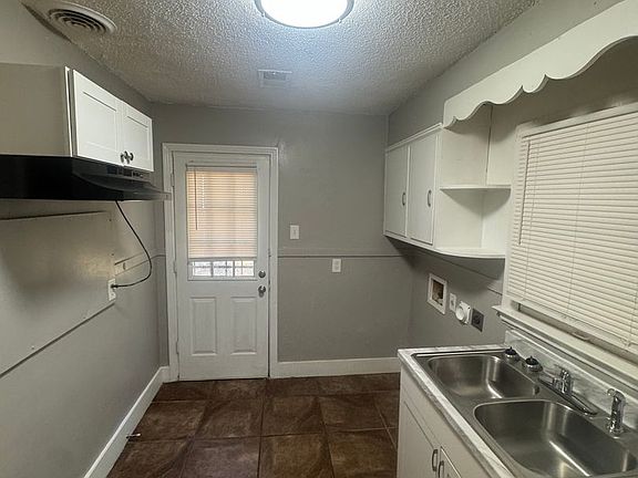 5th image of 1055 W Walthal Cir
