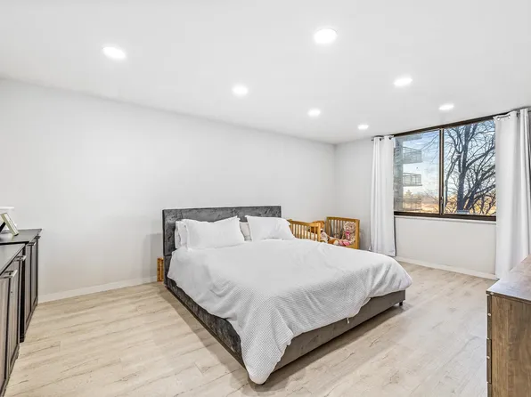 427 Harmon Cove Tower image 14 of 24