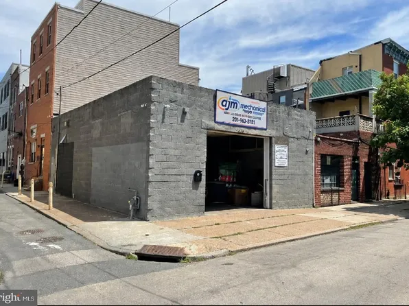 203 Moore St, Philadelphia, PA 19148