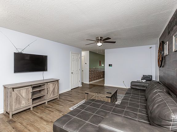 4th image of 105 Bass Pond Glen Dr